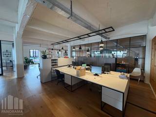 Fantastisch gelegen kantoor van 590 m² te huur op hippe locatie nabij <strong>Dok noord </strong>en het bruisende stadscentrum van Gent, met een uitstekende aansluiting op de Gentse binnenring. De bereikbaarheid is uitstekend dankzij het openbaar vervoer in de buurt. Het station Gent-Dampoort bevindt zich op slechts 1 kilometer wandelafstand.<br /><br />De karaktervolle kantoorruimte bevindt zich op de tweede verdieping en beschikt over een praktische indeling met een <strong>industriële look</strong>. De verschillende ruimtes kunnen flexibel worden ingericht en beschikken over een inkom met receptie, twee aparte belboxen en een vergaderruimte. Daarnaast is er een sociale ruimte aanwezig. Een extra troef is het <strong>terras </strong>met een mooi zicht op het water. Ook zijn er voldoende <strong>parkeermogelijkheden</strong>.<br /><br />Neem vandaag nog contact op met <strong>PANORAMA B2B GENT KANTOREN</strong> voor meer informatie of om een vrijblijvend plaatsbezoek in te plannen via het nummer<strong> 0477 44 39 30</strong>.