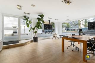 <p><span>Handelspand met topzichtbaarheid op de Fruithoflaan - ideaal voor ondernemers én investeerders</span></p><p><span>Op één van de meest commerciële assen van Berchem, de geliefde Fruithoflaan, vinden we dit strategisch gelegen handelspand met een uitzonderlijke visibiliteit. Dankzij de brede etalage en de constante passage is dit gelijkvloers de ideale plek voor wie wil ondernemen in een dynamische buurt. Winkel, kantoor, praktijkruimte, showroom  De mogelijkheden zijn breed en flexibel.</span></p><p><span> </span></p><p><span>Indeling</span></p><p><span>Het handelspand bestaat uit een ruime commerciële gelijkvloerse oppervlakte met veel lichtinval en een optimale indeling voor zowel verkoop als dienstverlening. Aansluitend bevindt zich een aparte bureauruimte en een ruime garage (25.000 euro), wat niet alleen praktisch is, maar ook een waardevolle troef vormt in deze buurt.</span></p><p><span> </span></p><p><span>Troeven op een rij</span></p><p><span>- Toplocatie op de Fruithoflaan</span></p><p><span>- Grote etalage &amp; uitstekende zichtbaarheid</span></p><p><span>- Flexibele indelingsmogelijkheden</span></p><p><span>- Aparte bureauruimte</span></p><p><span>- Ruime garage mogelijk</span></p><p><span>- Geschikt voor winkel, kantoor of praktijk</span></p><p><span>- Sterk rendementspotentieel voor investeerders</span></p><p><span>- Onmiddellijk beschikbaar</span></p><p><span>- 66 m² (cfr. EPC)</span></p><p><span> </span></p><p><span>Een kans om een handelsgelijkvloers te verwerven op een absolute topligging in Berchem - ideaal voor wie onderneemt of voor wie op zoek is naar een veilige vastgoedbelegging.</span></p>