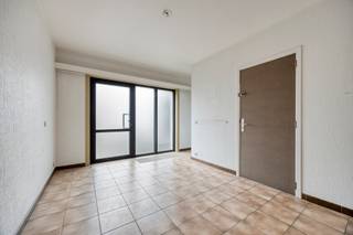 <p>This apartment to update with a private garage is located in a small-scale residence with only five units, in a quiet setting within walking distance of Leuven city centre. Its fully private entrance, large private garden and generous layout create an exceptional sense of space and independence.</p><p>The property is accessed directly through its own front door, without passing through a communal entrance hall. The spacious rooms and abundant natural light immediately create an open and pleasant atmosphere. The living area provides ample room for a generous sitting area and dining space and offers an excellent foundation for a contemporary redesign.</p><p>The apartment currently includes two bedrooms, but can easily be converted into a three-bedroom property. The space that can be divided already has its own separate door. A simple partition wall is therefore sufficient to create a full third bedroom without the need for major structural works. This flexible layout makes the property suitable for a couple, a family or anyone looking for an additional home office or guest room.</p><p>Updating works are required, offering you the opportunity to select the materials, colours and layout according to your own preferences. The large rooms and natural light provide a strong basis for creating a spacious and comfortable home.</p><p>The large private garden is undoubtedly one of the property’s main features. It offers plenty of outdoor space for relaxing, gardening, allowing children to play or spending time with family and friends. Together with the private entrance, the garden gives the apartment almost the comfort and privacy of a bungalow.</p><p>A private garage is included in the sale. It provides convenient parking and can also be used as valuable additional storage space, adding significant value in this central Leuven location.</p><p>The location combines peace, privacy and excellent accessibility. Leuven city centre is within walking distance, placing shops, restaurants, public transport and everyday amenities close at hand. You can enjoy convenient city living while benefiting from an exceptional amount of indoor and outdoor space.</p><p>Would you like to be among the first to discover the potential of this apartment with a large garden and private garage? The sale starts with an exclusive Avant-Première on 5 August. Book your visit through the purple ‘Make an appointment’ button on our website. The bidding period runs until 10 August at 9.00 pm. The Avant-Première regulations are available under downloads.</p>