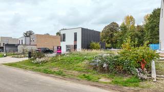 <p>Bij ImmoFusion 7/7 “open huis” : klik op onze 3D-TOUR.<br /><br /><br />In de rustige en groene Aanhofstraat in Heusden-Zolder bevindt zich deze mooie bouwgrond van 554 m², geschikt voor een halfopen bebouwing. De grond ligt in een nieuwe verkaveling en biedt achteraan een fraai uitzicht op de omliggende bossen. De ligging combineert rust en natuur met een uitstekende bereikbaarheid: de oprit van de autosnelweg E314 bevindt zich op korte afstand. De locatie is centraal gelegen tussen Heusden, Houthalen en Zonhoven, waardoor alle voorzieningen zoals winkels, scholen en recreatie makkelijk bereikbaar zijn. De omgeving is bosrijk, rustig en kindvriendelijk, ideaal voor wie op zoek is naar een aangename woonomgeving met veel groen.</p>
<p>Bouwvoorschriften<br />- Type bebouwing: halfopen bebouwing<br />- Perceeloppervlakte: 554 m²</p>
<p>Hoofdgebouw<br />- Maximale bouwdiepte gelijkvloers: 15 meter<br />- Maximale bouwdiepte verdieping: 12 meter<br />- Maximale bouwhoogte tot aan de kroonlijst: 6,5 meter<br />- Daktype: plat dak</p>
<p>Aanbouw<br />- Maximale bouwlaag: 1 bouwlaag<br />- Maximale kroonlijsthoogte: 3,5 meter onder de kroonlijst van het hoofdgebouw<br />- Daktype: plat dak</p>
<br />
<p>Pluspunten:<br /><br />-Rustige ligging in een nieuwe verkaveling<br />-Achteraan uitzicht op een bosrijk gebied<br />-Groene en kindvriendelijke omgeving<br />-Centrale ligging tussen Heusden, Houthalen en Zonhoven<br />-Vlotte aansluiting met de autosnelweg E314<br />-Ruim perceel met mogelijkheden voor moderne architectuur<br />-Ideale combinatie van rust, natuur en bereikbaarheid<br /><br /><span>Maatregelen opgenomen in het Maatregelenregister: nee</span></p>
<p><span>Een bezichtiging ter plaatse of meer info, bel ons op 078/78.78.70, of kom gewoon binnen op ons kantoor, steeds welkom!</span></p>