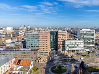 Bureaux à louer fantastiquement situés et entièrement prêts à l'emploi, parfaitement situés près du centre de Gand Sud et à proximité des bretelles d'accès à l'E17.<br /><br />L'espace de bureau est situé au premier étage du bâtiment. Le complexe de bureaux offre de nombreuses facilités exclusives pour améliorer le confort de travail. Par exemple, une navette gratuite est mise à disposition pour se rendre à la gare et en revenir. En outre, il y a des espaces communs agréables où vous pouvez vous détendre ou consulter, faire une pause rapide, et même un lave-auto et une blanchisserie sur place. En outre, les employés sportifs peuvent se rendre à l'aire de sport.<br /><br />Le ratio de stationnement favorable garantit qu'il y a beaucoup de places de parking dans le bâtiment lui-même, et il y a également la possibilité de louer un espace d'archivage supplémentaire si nécessaire. Disponible à partir du 1er juin 2026 ! Contactez PANORAMA B2B GENT KANTOREN pour de plus amples informations, des plans détaillés ou une visite de site sans engagement au 09 225 09 02.<br /><br /> 