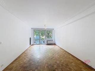 <p><strong>WOLUWE-SAINT-LAMBERT: Vlak bij het Georges Henri-park en het openbaar vervoer, mooi gerenoveerd appartement met 2 slaapkamers van ±88 m², gelegen op de 1e verdieping met lift. De indeling is als volgt: inkomhal, slaapkamer van ±9 m², woonkamer van ±26 m², ingerichte keuken (oven, inductiekookplaten, afzuigkap, koelkast, diepvriezer en vaatwasser), wasruimte, slaapkamer van ±14 m², badkamer, toilet. Optionele garagebox voor 125€/maand extra beschikbaar vanaf 01/09/2026. Kosten: Vooruitbetaling van 100 €/maand, inclusief gemeenschappelijke kosten, verwarming en onderhoud van de verwarmingsketel. EPC E-. Direct beschikbaar.</strong></p>
<p><strong><span>Op de 1e verdieping links, bereikbaar met de lift</span> :</strong></p>
<p>- Entreehal<br />- Slaapkamer ±9 m²<br />- Woonkamer ±26 m²<br />- Ingerichte keuken (oven, inductiekookplaten, afzuigkap, koelkast, vriezer en vaatwasser)<br />- Wasruimte<br />- Slaapkamer ±14 m²<br />- Badkamer<br />- Toilet</p>
