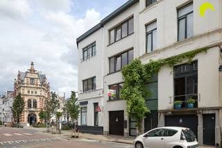 <p><span>Dit volledig gerenoveerde duplex appartement is gelegen in Zurenborg, in een klein gebouw, met slechts één buur.</span></p><p><span>Het gebouw van twee appartementen werd volledig gestript.</span></p><p><span>Dankzij de warmtepompen en isolatiewerken, geniet dit appartement van een EPC A!</span></p><p><span>Grote troef is het Spoorpark dat binnenkort aangelegd wordt!</span></p><p><span> </span></p><p><span>Indeling:</span></p><p><span>Gelijkvloers met open leefruimte (33m²) op keramische parket, met de open keuken. Van hieruit hebben we via het schuifraam direct toegang tot de stadstuin.</span></p><p><span>De keuken werd uitgerust met een composiet werkblad, hoogwaardig afgewerkte, ingemaakte kasten en de nodige toestellen.</span></p><p><span> </span></p><p><span>Via de open trap, gaan we naar de 1e verdieping.</span></p><p><span>Op de overloop is ruimte voorzien voor een bureau. Hier vinden we ook een klein terras.</span></p><p><span> </span></p><p><span>Verder hebben we de 2 slaapkamers (11m² & 9,5m²), de mooi ingerichte badkamer en apart toilet.</span></p><p><span> </span></p><p><span>Aan de straatkant is een gemeenschappelijke fietsenstalling aanwezig.</span></p><p><span>In de kelder beschikt dit appartement over een ruime berging.</span></p><p><span> </span></p><p><span>Dit appartement is volledig instapklaar dankzij:</span></p><p><span>- Doorgedreven totaalrenovatie van het volledige gebouw</span></p><p><span>- Elektriciteit conform</span></p><p><span>- 10 cm vloerisolatie & geïsoleerde achtergevel</span></p><p><span>- Individuele warmtepomp</span></p><p><span>- Volledig nieuwe inrichting, badkamer, keuken, vloeren,...</span></p><p><span>- Alle meters zijn individueel</span></p><p><span> </span></p><p><span>EPC: 77 kWh/m²J</span></p><p><span>Oppervlakte volgens meting EPC</span></p><p><span> </span></p><p><span>Meer info of een bezoek ter plaatse: 03/449.42.41 - hallo@habicom.be</span></p><p><span>Benieuwd naar de waarde van jouw woning? Check het gratis op www.watismijnhuiswaard.be</span></p>