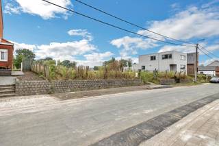 <span>Voor meer informatie of een bezoek, bel 02/532.22.57 - </span><strong>Pamel</strong><span> <strong>(Roosdaal)</strong>: In een rustige straat met strategische ligging, biedt Topo-Immo u deze prachtige bouwgrond aan met een oppervlakte van <strong>5a 00</strong></span><strong>ca</strong><span>, geschikt voor het oprichten van een <strong>halfopen</strong></span><strong> bebouwing</strong><span>. Het perceel is <strong>10,02m</strong> breed met een bouwvrije strook langs de zijkant van 3m met een <strong>maximale </strong><strong>gevelbreedte</strong> van <strong>7m</strong>. Bouwdiepte gelijkvloers: 15m - Bouwdiepte verdieping: 12m. Kroonlijsthoogte: 6,00m. Winkels, scholen en openbaar vervoer bevinden zich in de nabijheid. Interesse in deze mooie bouwgrond? Neem dan snel contact op met ons om het dossier in te kijken op kantoor! (Prijs exclusief opmetingskosten, aandeel verkavelingsakte en aansluitingskosten)</span>