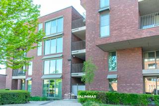 VALIMMAS verkoopt deze centraal gelegen assistentiewoning/serviceflat (± 70m²) met mooi terras, een kelderbergingen en optioneel een...