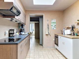 De snelste manier om een bezoek te brengen aan deze woning? Vraag je bezoek aan via de rode knop op onze website (www.dewaele.com) en je wordt gecontacteerd door één van onze verhuurexperten. Instapklare woning met 2/3 slaapkamers en zonnige tuin op een centrale ligging te Moorslede.De woning heeft volgende indeling:- Inkom met apart toilet- Lichtrijke Leefruimte- Keuken voorzien van fornuis met dampkap, spoelbak en ingemaakte kasten- Badkamer voorzien van lavabo in meubel en douche- Berging voorzien van aansluiting wasmachine- Bureauruimte- 2 slaapkamers- Ruime zolder- Berging- Zonnige tuin met tuinhuisExtra kenmerken:- Instapklaar en lichtrijk- Zonnige tuin met aangelegd terras en tuinhuis- Centraal gelegen nabij winkels, openbaar vervoer, centrum van Moorslede,...Ben jij geïnteresseerd in deze woning te huur in Moorslede? Aarzel dan niet ons te contacteren.