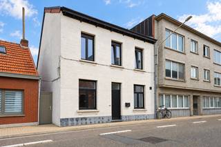 Deze verzorgde en smaakvol ingerichte woning is gelegen aan de Essenhoutstraat in Kapellen, op korte afstand van winkels, scholen en andere voorzieningen. De woning combineert een praktische indeling met een warme, hedendaagse afwerking.

Via de inkomhal kom je binnen in de ruime leef- en eetkamer met open keuken. De keuken is voorzien van een inductiekookplaat, dampkap, oven en voldoende kastruimte. Dankzij de grote schuiframen aan de achterzijde geniet de leefruimte van veel natuurlijk licht en een mooi zicht op de tuin. 

Op het gelijkvloers bevinden zich verder een apart gastentoilet en een praktische berging met toegang tot de overdekte zij-ingang, ideaal voor fietsen en extra opslagruimte.

Op de eerste verdieping bevinden zich drie slaapkamers en een ruime badkamer, uitgerust met een ligbad, inloopdouche en dubbele lavabo.

Een aparte, vaste betonnen trap leidt naar de bovenste verdieping. Hier bevinden zich een ruime master bedroom met zichtbare houten balken en een aansluitende dressing. Een fijne, afzonderlijke verdieping met de nodige privacy.

Ook buiten is het aangenaam vertoeven. De gezellige, onderhoudsvriendelijke tuin beschikt over een ruim terras, een houten loungeplatform en verschillende zitmogelijkheden. 
Dankzij de groene omheining geniet je hier van de nodige privacy.

Een instapklare woning met een aangename indeling, drie slaapkamers, ruime dressing en een gezellige buitenruimte, gelegen op een centrale locatie in Kapellen.

Wenst u meer informatie of een bezichtiging? Contacteer ons via 03 568 03 03 of tom@vastgoed03.be.
