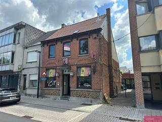 <p><span>Te renoveren handelshuis met zonnig terras</span></p><p><span>Bent u op zoek naar een eigendom met tal van mogelijkheden? Dan is dit ruime handelshuis met geïntegreerde woonst beslist een bezoek waard. Dankzij de combinatie van een handelsruimte en woning is dit pand ideaal voor zelfstandigen, horeca-uitbaters, investeerders of wie wonen en werken wil combineren.</span></p><p><span>Het gelijkvloers beschikt over een bruikbare oppervlakte van maar liefst 165 m² en deed jarenlang dienst als café. Vooraan bevindt zich de voormalige caféruimte, centraal zijn er sanitaire voorzieningen en een ruimte voor een keuken. Achteraan ligt een polyvalente zaal 52m² met een afzonderlijk sanitair. Een belangrijke troef is de aparte zij-ingang, waardoor de achterliggende zaal volledig onafhankelijk toegankelijk is.</span></p><p><span>Aansluitend bevindt zich een terras/tuin van ca. 74 m².</span></p><p><span>De woonst op de eerste verdieping omvat leefruimte, twee slaapkamers en een badkamer. Op de tweede verdieping bevindt zich een geïsoleerde zolder, die tal van mogelijkheden biedt voor een toekomstige inrichting.</span></p><p><span>Verder beschikt het pand over een kelder van ca. 17 m².</span></p><p><span> </span></p>