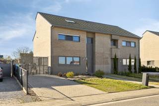 Energiezuinige gezinswoning met 3 slaapkamers te koop in Hulst, TessenderloDeze gezinswoning is gelegen in een residentiële wijk in het centrum van...