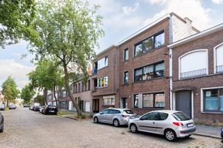 Locatie<br /><br />Gelegen aan de Daniel Herreynslaan 40 te Wilrijk, bevindt zich dit opbrengsteigendom op een rustige en centrale locatie. Dankzij de gunstige ligging geniet u van een vlotte verbinding naar Antwerpen, de A12, E19 en de Ring. Daarnaast bevinden winkels, scholen, openbaar vervoer en het centrum van Wilrijk zich op korte afstand.<br /><br />Het eigendom bestaat uit 6 vergunde appartementen en 9 garageboxen, die momenteel allemaal verhuurd zijn. <br /><br />Het rechtergebouw werd opgericht in 1969, terwijl het linkerdeel dateert van 2004. Doorheen de jaren werden reeds verschillende renovatiewerken uitgevoerd. Zo werden alle verwarmingsketels recent vernieuwd en werden aan het rechtergebouw het dak en de ramen vervangen. Het linkse gedeelte van het gebouw heeft telkens 3 slaapkamers en het rechtse gebouw heeft telkens 2 slaapkamers. <br /><br />De totale maandelijkse huuropbrengst bedraagt € 5.744,22, waardoor dit eigendom een interessante investeringsopportuniteit vormt voor wie op zoek is naar een opbrengsteigendom met een onmiddellijk rendement.<br /><br />Belangrijkste troeven <br />- Opbrengsteigendom met 6 vergunde appartementen<br />- Ramen en dak van het rechtergebouw vernieuwd<br />- Centrale ligging met een vlotte bereikbaarheid<br /><br />Verplichte vermeldingen<br />- EPC attesten allemaal aanwezig: <br />130, 301, 555, 122, 117, 165kWh/(m²)<br />- P-score: A<br />-G-score: A<br />- Stedenbouw in aanvraag