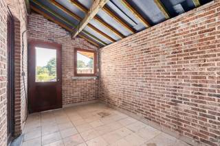<p><span>Bent u op zoek naar een woning die u volledig naar uw eigen smaak kunt renoveren? Dan is deze ruime gezinswoning in het hart van Gelrode beslist een bezoek waard.</span></p><p><span>Gelegen op een perceel van </span><span>7 are</span><span> geniet deze woning van een uitstekende ligging, op wandelafstand van winkels, scholen en openbaar vervoer. Dankzij de centrale locatie combineert u een vlotte bereikbaarheid met het comfort van wonen in een gezellige dorpskern.</span></p><p><span>De woning biedt verrassend veel ruimte met </span><span>4 volwaardige slaapkamers</span><span> en ruime leefkamers die tal van mogelijkheden bieden om een eigentijdse en comfortabele thuis te creëren.</span></p><p><span>Een absolute troef is de </span><span>gezellige tuin</span><span>, waar u in alle rust kunt genieten. Bovendien beschikt de tuin over een </span><span>praktische achteringang</span><span>, ideaal voor fietsen, tuinmateriaal of een extra toegangsweg.</span></p><p><span>Troeven van deze woning:</span></p><ul><li><span>Centrale ligging in het centrum van Gelrode.</span></li><li><span>Perceel van ca. 700 m² (7 are).</span></li><li><span>Te renoveren naar eigen smaak.</span></li><li><span>4 ruime slaapkamers.</span></li><li><span>Ruime leef- en woonvertrekken.</span></li><li><span>Gezellige tuin met achterliggende toegang.</span></li><li><span>Tal van mogelijkheden voor gezinnen of investeerders.</span></li></ul><p><span>Bent u op zoek naar een woning met karakter, veel ruimte en een uitstekende ligging? Dan biedt deze eigendom een unieke kans om uw droomwoning te realiseren.</span></p><p><span>Contacteer ons vandaag nog voor meer informatie of een bezichtiging.</span></p>