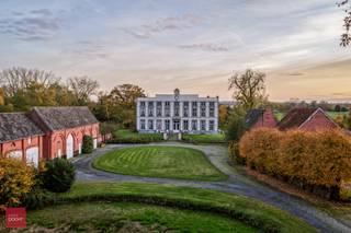 Prachtig kasteeldomein met conciërgewoning (2 huisnummers) en stallingen/garages. Kasteel bestaande uit royale inkomhal, dagelijkse...