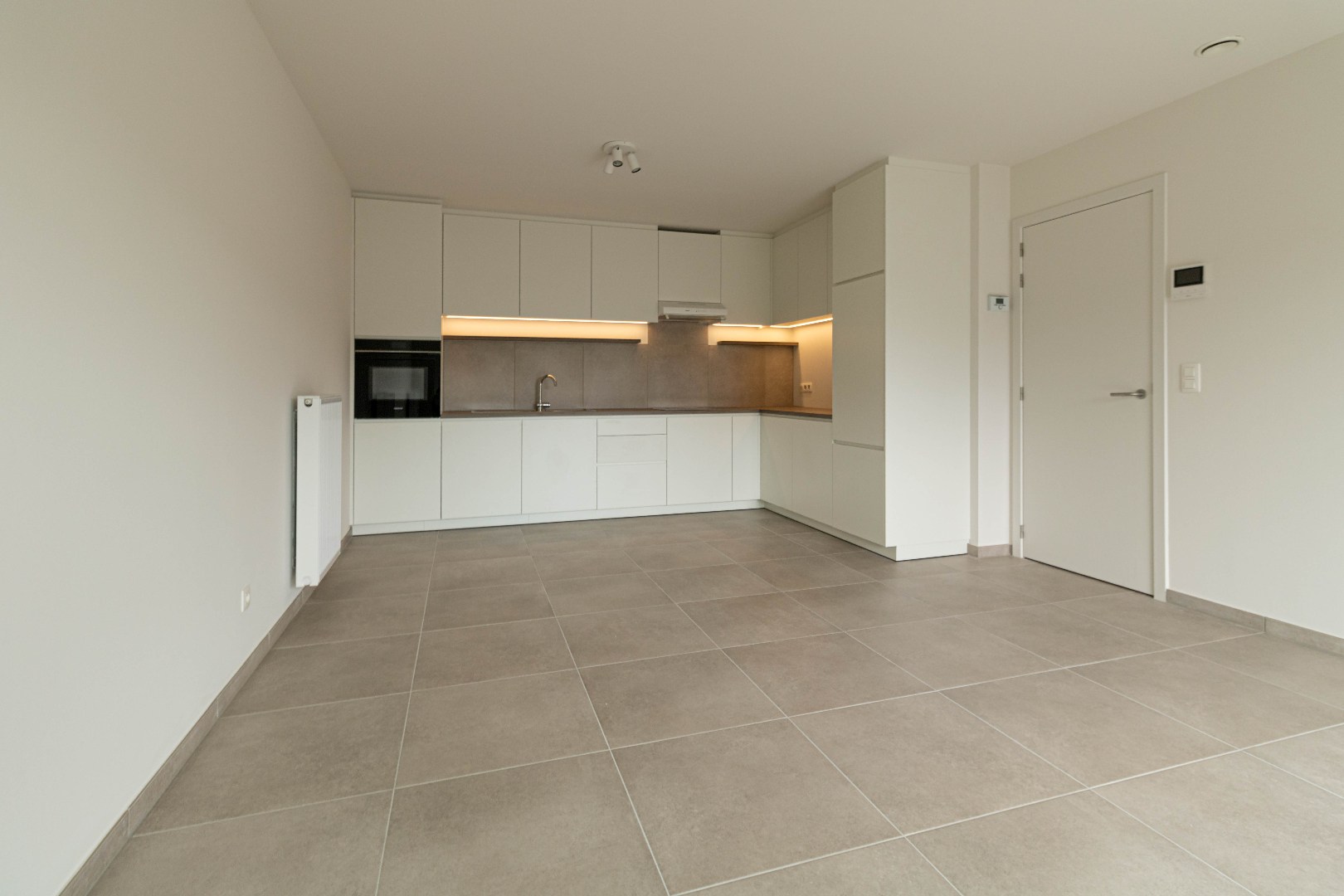 ! NIEUWE VOORWAARDEN! Zeer mooi afgewerkt en instapklaar nieuwbouwappartement gelegen in groene zone met mogelijkheid tot bijhuren van ondergrondse autostaanpla - foto 5