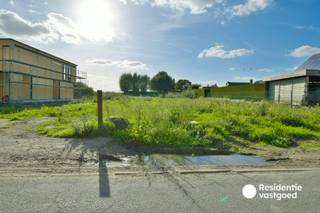 Ontdek de unieke kans om uw droomwoning te realiseren op een schitterend perceel bouwgrond aan de Ruyterhoekstraat 8 in Kortemark. Met maar liefst 1639 m² biedt deze locatie volop ruimte voor het creëren van een luxueuze villa die perfect aansluit bij uw wensen en levensstijl.<br /><br />Troeven van deze bouwgrond:<br />-Gelegen in een rustige straat, omringd door natuur<br />-Vlotte verbinding naar Zarren, Houthulst, Staden en Diksmuide<br />-Winkels, supermarkten en openbaar vervoer in de nabije omgeving<br />-Ruime bouwmogelijkheden: van een moderne villa tot een charmante gezinswoning<br />-Geen bouwverplichting!<br /><br />Ideaal voor het bouwen van een open bebouwing met een ruime tuin.<br /><br />Wenst u meer informatie of een bezoek ter plaatse om het perceel te ontdekken? Aarzel dan niet en neem vandaag nog contact met ons op!<br /><br />De vermelde prijs is een richtprijs. Elk bod, zowel hoger als lager, wordt voorgelegd aan de eigenaar, die zich het recht voorbehoudt om dit te aanvaarden of te weigeren.