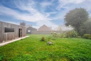 <strong>Welkom in de Begonialaan 21 te Wervik!</strong><br /><br />In een rustige en kindvriendelijke woonwijk vinden we deze op te frissen <strong>vrijstaande bungalow</strong> terug. De woning staat op een <strong>ruim perceel van 699 m²</strong> en beschikt over een <strong>dubbele oprit</strong>, een <strong>inpandige garage</strong>, én een <strong>aparte garage met berging</strong> naast de woning, bijgebouwd in <strong>2020</strong>.<br /><br /><span><span><span><span><span>Via de <strong>inkomhal</strong> komen we in de <strong>lichtrijke leef- en zitruimte</strong>, met aansluitend de <strong>keuken</strong> en <strong>veranda</strong>. Vanuit de veranda geniet u van een aangenaam zicht op de <strong>gezellig aangelegde tuin</strong>.</span></span></span></span></span><br /><br />De <strong>inpandige garage</strong> is voorzien van een <strong>bijkeuken</strong> en biedt via een <strong>valtrap</strong> toegang tot de ruime <strong>zolder</strong>. Verder omvat de woning <strong>twee ruime slaapkamers</strong>, een <strong>berging</strong> en een <strong>badkamer</strong>.<br /><span><span><span><span><span>Wie op zoek is naar extra ruimte, kan de inpandige garage eenvoudig omvormen tot een <strong>extra slaapkamer</strong>, en ook <strong>achteraan</strong> zijn er <strong>uitbreidingsmogelijkheden</strong>.</span></span></span></span></span><br /><span><span><span><span><span>Bent u op zoek naar een woning met potentieel, waar u uw eigen stijl en ideeën in kwijt kunt – in een rustige woonwijk?</span></span></span></span></span><br /><br />Dan is deze <strong>bungalow in de Begonialaan 21</strong> zeker een bezoek waard!<br /><span><span><span><span><span> <strong>Contacteer Yorben</strong> via <strong>0468 18 80 61</strong> of <strong>yorben@dekeyser.immo</strong> voor meer informatie of een bezoek.</span></span></span></span></span><br /> 