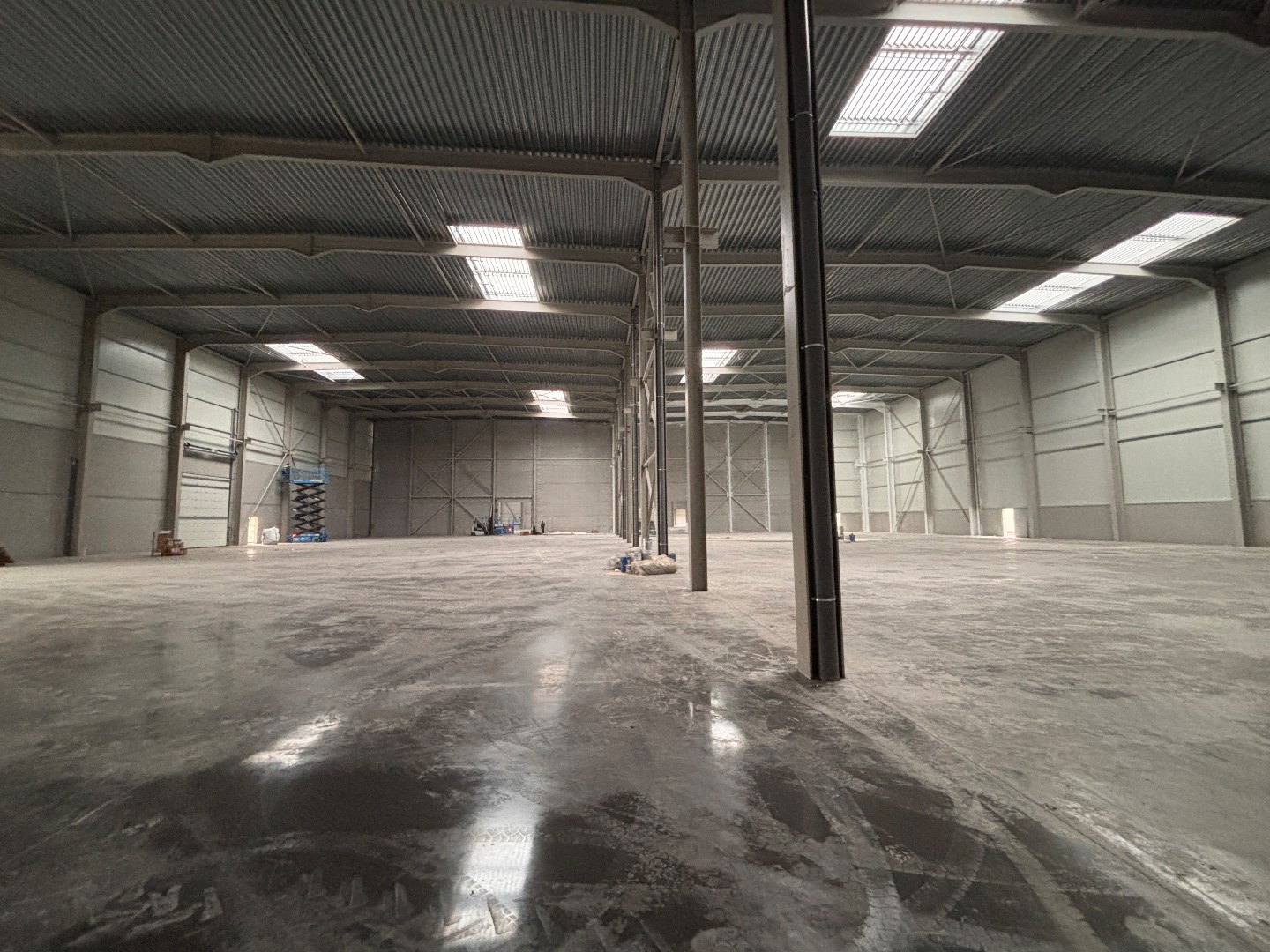 Logistieke bedrijfshal - 6834 m² &amp; 350m² kantoren - met mogelijkheid tot 1200 m² extra kantoren. Superligging! - foto 5