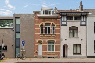 Op een uitstekende locatie te Edegem bevindt zich deze karaktervolle, instapklare woning met 3 slaapkamers en een aangename stadstuin. Het gezellige centrum van Edegem met zijn winkels, horeca en scholen ligt op wandelafstand. Tevens geniet u van een uitstekende bereikbaarheid vlak bij belangrijke invalswegen richting Antwerpen en Brussel.<br /><br />We betreden de woning via de authentieke inkomhal met vestiairemogelijkheden. De ruime leefruimte met hoge plafonds kunt u inrichten met een gezellige zithoek en een aparte eetplaats. Achteraan de woning bevindt zich de ruime open keuken die mooi werd geïntegreerd in het geheel, geniet van veel natuurlijke lichtinval en is voorzien van kwalitatieve toestellen. Via de keuken heeft u daarnaast ook toegang tot de aangename stadstuin. Hier kunt u steeds in alle rust en privacy genieten van het mooie weer. De nachthal op de eerste verdieping geeft toegang tot de masterbedroom en de erg ruime badkamer met lavabo, toilet en douche. Op de tweede verdieping bevinden zich nog 2 slaapkamers. Tenslotte beschikt deze woning ook over een praktische kelder, een conforme elektrische keuring en een gunstig EPC.<br /><br />Dit is een uitstekende opportuniteit als u op zoek bent naar een instapklare woning met 3 slaapkamers nabij het centrum van Edegem. Contacteer ons voor meer informatie op 0479/47.09.61 of via info@boonstravastgoed.be.<br /><br />Bijzonderheden :<br />- Gunstig EPC<br />- 3 slaapkamers<br />- Uitstekende locatie