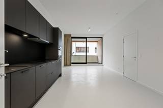 <p>Dit moderne appartement op de tweede verdieping in Mortsel combineert moeiteloos comfort, stijl en functionaliteit. Het appartement beschikt over één ruime slaapkamer en een kwalitatief afgewerkte badkamer, ideaal voor alleenstaanden, koppels of investeerders die op zoek zijn naar hedendaags wooncomfort.</p><p>De lichtrijke leefruimte met grote raampartijen zorgt voor een aangename open sfeer en sluit mooi aan op het terras, waar u in alle rust kan genieten van de buitenlucht. De moderne, volledig uitgeruste keuken met strakke afwerking past perfect binnen het hedendaagse karakter van het appartement.</p><p>Dit project onderscheidt zich door een unieke combinatie van nieuwbouwkwaliteit, doordachte architectuur en een hoog afwerkingsniveau. Bovendien is het appartement super energie-efficiënt, waardoor comfort en duurzaamheid hand in hand gaan.</p><p>Extra troeven:<br />• Verkoop onder registratiestelsel, geen btw<br />• Super energie-efficiënt: warmtepomp, zonnepanelen en vloerverwarming<br />• Praktisch geen energiekosten<br />• Kwalitatief afgewerkt<br />• Appartement op de tweede verdieping met terras<br />• Gevestigde topligging in Mortsel<br />• Kleinschalige residentie en lage algemene kosten<br />• Optie tot aankoop van een staanplaats aan € 27.500</p><p>Een ideale opportuniteit voor wie zorgeloos en kwalitatief wil wonen of investeren op een uitstekende locatie.</p>
