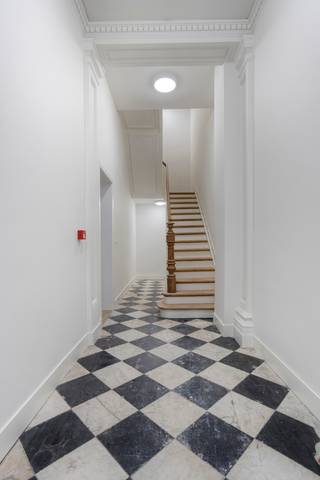 Gelegen in een rustige straat nabij de Louizalaan, biedt dit prachtig gerenoveerde gebouw een unieke investeringsopportuniteit in hartje Elsene. Het pand onderging recent een totaalrenovatie met bijzondere aandacht voor isolatie, kwaliteit, comfort en het behoud van de authentieke charme. Hoge plafonds, stijlvolle inkomhal en hoogwaardige materialen zorgen voor een tijdloze uitstraling gecombineerd met een uitstekende bereikbaarheid en een sterke aantrekkingskracht in één van de meest gezochte wijken van Brussel. 

Appartement 1: ruime sousplex met private tuin (54m²). De lichtrijke leefruimte sluit aan op een volledig uitgeruste, moderne keuken met directe toegang tot de tuin. Op tuinniveau bevinden zich 2 ruime slaapkamers en een stijlvolle badkamer (inloopdouche, ligbad, toilet). 

Appartement 2: elegant éénslaapkamerappartement. De aangename leefruimte met open keuken en centraal keukeneiland creëert een moderne en comfortabele woonomgeving. Ruime slaapkamer met aansluitende badkamer (inloopdouche). 

Appartement 3: ruime duplex met terras. De royale leefruimte geniet van veel natuurlijk licht en geeft uit op een aangenaam terras (7m²) met zicht op het Justitiepaleis. Deze duplex beschikt over 2 ruime slaapkamers, een extra tussenruimte (15m²) en een lichtrijke badkamer (inloopdouche, ligbad en dubbele wastafel).

Elk appartement beschikt over aansluiting voor was-en droogmachine en een privatieve kelder. 

Voor meer informatie: laura@immoaccenta.be.