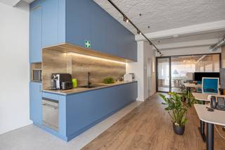 Indeling:<br /><br />Gelijkvloerse verdieping:<br /><br />- handelsruimte, momenteel ingericht als stijlvol kantoor<br />- volledig uitgeruste open keuken<br />- aparte vergader- of polyvalente ruimte<br />- 2 afzonderlijke toiletten<br />- private autostaanplaats met laadpaal voor elektrische wagen<br /><br />Bijzonderheden:<br />- instapklare handelsruimte met een moderne afwerking en een flexibele indeling, geschikt voor diverse commerciële of professionele activiteiten<br />- energiezuinig dankzij een gunstig EPC-label B<br />- uitstekende commerciële ligging in het centrum van Aartselaar, met een vlotte verbinding naar de A12, E19 en andere belangrijke invalswegen<br />- mobiscore van 8,7/10, met winkels, horeca en openbaar vervoer op wandelafstand<br />- ideaal voor ondernemers, vrije beroepen, kantooractiviteiten of een praktijkruimte<br /><br />Bent u geïnteresseerd in deze handelszaak te koop in Aartselaar? Aarzel dan niet om contact met ons op te nemen via janice.racaj@dewaele.com of op 03 206 76 73.<br />Wenst u uw eigendom ook te koop of te huur te stellen? We helpen u graag verder.<br /><br />Steeds tot uw dienst om u verder te helpen met al uw vragen over vastgoed!<br /><br />Bestuursmaatregelen in het maatregelenregister: nee