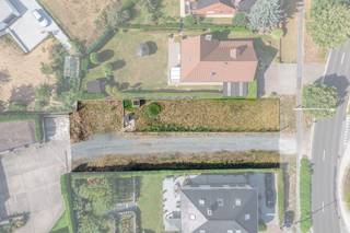 <p>Op zoek naar een ruim perceel om uw woning te realiseren? Deze bouwgrond van <strong>851 m²</strong> is gelegen aan de Ninoofsesteenweg in Itterbeek (Dilbeek) en biedt dankzij de perceelbreedte van circa 16,8 meter en een diepte van ongeveer 48 meter interessante mogelijkheden voor de realisatie van een vrijstaande woning.</p><p></p><p>Volgens de huidige beschikbare gegevens kan een woning worden voorzien met een bebouwbare oppervlakte van ongeveer <strong>8,5 x 15 meter op het gelijkvloers</strong> en circa <strong>8,5 x 12 meter op de verdieping</strong>. Deze afmetingen zijn indicatief en dienen steeds te worden afgestemd met de dienst Ruimtelijke Ordening van de gemeente Dilbeek.</p><p></p><p>Het perceel is gelegen in <strong>woongebied</strong>. Er rust geen voorkooprecht op het perceel en de grond is niet gelegen in overstromingsgevoelig gebied.</p><p></p><p>Een bijkomende troef is de ligging in Itterbeek, met een vlotte verbinding via de Ninoofsesteenweg naar Dilbeek, Ninove en Brussel. De omgeving biedt een aangename residentiële setting gecombineerd met een goede bereikbaarheid.</p><p></p><p>Een interessant perceel voor wie op zoek is naar voldoende ruimte om een eigen vrijstaande woning te realiseren op een goed bereikbare locatie in Itterbeek.</p>