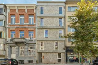 <p><span>Vraag hieronder je bezoek aan:</span></p><p><span>https://boltimmo.mijnhuurprofiel.be/property/0b7c37a7-ed0a-454d-903f-f182ac6f2958</span></p><p><span> </span></p><p><span>Dit </span><span>prachtig appartement</span><span> is gelegen in een recent gebouw in de Van Arteveldestraat in het centrum van Antwerpen. De </span><span>ligging is super centraal</span><span> tussen het De Coninckplein en het Centraal Station, een levendige buurt die erg in trek is. Winkels, scholen en alle openbaar vervoer op wandelafstand. We betreden het appartement in de ruime </span><span>inkomhal</span><span>. De inkomhal geeft vervolgens toegang tot de </span><span>lichtrijke leefruimte</span><span> met </span><span>open keuken.</span><span> De keuken beschikt over een koelkast, combi-oven, kookvuur, dampkap, afwasmachine en wasbak. De leefruimte is gelegen aan de achterzijde van het gebouw en geeft toegang tot </span><span>de tuin. </span><span>Aan de voorzijde van het appartement bevinden zich </span><span>een ruime slaapkamer</span><span>. De </span><span>badkamer</span><span> is voorzien van een inloopdouche en lavabo. Verder is er nog een </span><span>apart toilet </span><span>en een handige </span><span>berging</span><span> met aansluiting voor een wasmachine aanwezig. Tot slot beschikt het appartement nog over een </span><span>kelderberging.</span></p><p><span> </span></p><p><span>Indeling</span></p><p><span>- inkomhal<br />- woonkamer en eetkamer</span></p><p><span>- open geïnstalleerde keuken<br />- tuin</span></p><p><span>- gastentoilet</span></p><p><span>- slaapkamer 1 </span></p><p><span>- badkamer<br />- berging</span></p><p><span>- kelderberging</span></p><p><span> </span></p><p><span>Bijzonderheden</span></p><p><span>- recent gebouw</span></p><p><span>- fietsenstalling</span></p><p><span>- onmiddellijk beschikbaar</span></p><p><span>- algemene kosten: 50 euro per maand (provisie)</span></p><p><span>- nutsvoorzieningen op eigen meters</span></p><p><span> </span></p><p><span>Ben jij geïnteresseerd in dit appartement te huur in Antwerpen centrum, ben je op zoek naar ander vastgoed of wens je de waarde van jouw eigendom te kennen? Dan ben je bij BOLT immo aan het juiste adres! Wij helpen jou graag verder.</span></p>