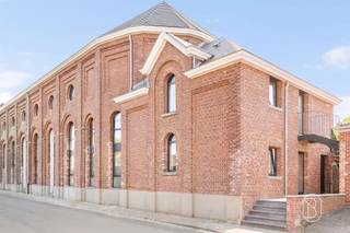 Uniek wonen in een voormalige kapel in het centrum van Celles. Dit volledig nieuw appartement bevindt zich op de eerste en bovenste verdieping van een karaktervol gebouw en biedt een woonbeleving die u nergens anders vindt. De indrukwekkende kapelarchitectuur werd prachtig geïntegreerd in het interieur, met behoud van authentieke elementen en een bijzonder zicht op het gewelfde plafond. De open mezzanine maakt deze woonruimte extra uniek en sfeervol.Het appartement beschikt over een apart toilet, een ruime leefruimte met open, volledig uitgeruste keuken, twee slaapkamers, een doucheruimte,. Vanuit de living leidt een open trap naar de mezzanine, die naar wens kan worden ingericht als bureau, leesruimte, speelruimte of extra zithoek.Het appartement werd volledig nieuw ingericht met kwalitatieve materialen en dient enkel nog op enkele punten na, te worden afgewerkt.Extra troeven zijn de vloerverwarming op gas, een gunstig PEB B, een private inkom. Geen gemeenschappelijke lasten.Gelegen in het centrum van Celles, is er een vlotte verbinding richting Avelgem, Ronse, Doornik en de omliggende gemeenten.Een uitzonderlijk appartement voor wie houdt van ruimte, karakter en architectuur met een verhaal.Dit zoekertje omvat enkele AI-gegenereerde visualisaties.Meer info of plan je bezoek: wim@immobeguin.beTe koop via Immo Beguin, uw vastgoedexpert sinds 2009, met kantoren in Ronse, Deinze, Waregem, Kortrijk, Nieuwpoort, Doornik en Lessen en Moeskroen.