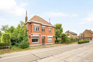 Deze ruime woonst bestaande uit: inkomhal, woonkamer - salon met keuken (ontbijthoek) en berging, kelder. Badkamer met toilet, veranda...