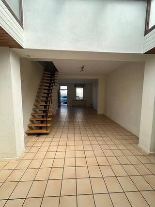 <span><strong>**Op te frissen/ te renoveren woning nabij Centrum Wilsele-Putkapel en E314**</strong></span><br /><br />Nabij het centrum van Wilsele, op een boogscheut van Leuven en tal van <strong>belangrijke invalswegen</strong> kan je deze te renoveren/ op te frissen woning met renovatie verplichting binnen de 6 jaar vinden. Dit pand biedt tal van mogelijkheden en is gelegen op <strong>een perceel van 6a23ca</strong> en genietende van een <strong>Zuid-West georiënteerde tuin</strong>.<br /><br /><span><strong>De woning zelf heeft een bewoonbare oppervlakte van meer dan 154m² en heeft volgende indeling: </strong></span><br />De gelijkvloers verdieping bestaat uit een leefruimte met living, eetplaats en open keuken. Op dit niveau kan je tevens de badkamer, toegang garage en tuin vinden. Verder zijn er 3 ruime slaapkamers waarvan een gigantische zolderverdieping met mogelijkheden.<br /><br /><span><strong>De woning is op heden verhuurd! Interesse in een bezichtiging ter plaatse? Neem contact op en informeer naar de bezoekmomenten: jacky@connect-immo.be </strong></span><br /><br />EPC: 560 kWh/m² - UC3515577 - Label F<br />Wg-Gdv-Gvkr-Gvv