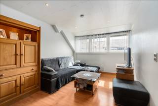 [[ DIT PAND NEEMT DEEL AAN DE ERA OPEN HUIZEN DAG OP 13/6 VAN 11:00 TOT 12:00 ]]
<p><u><strong>Te koop:</strong></u> verzorgd gesloten appartement in het centrum van Wezembeek-Oppem, op de Mechelsesteenweg, nabij openbaar vervoer en invalswegen.<br /><br />Dit appartement, gebouwd in 1965 en recent gerenoveerd, bevindt zich in een klein gebouw met slechts enkele wooneenheden. Dankzij de centrale ligging geniet u van alle voorzieningen op wandelafstand, terwijl u toch rustig woont. De renovatie zorgt voor een frisse en instapklare woning, ideaal voor wie comfort en bereikbaarheid wil combineren.<br /><br /><u><strong>Belangrijkste ruimtes:</strong></u><br />• Living (21 m²) met natuurlijke lichtinval<br />• Keuken (7,35 m²) met vaatwasser, koelkast, oven, elektrische kookplaat en ingemaakte kasten<br />• Slaapkamer (12,75 m²) geschikt als hoofdslaapkamer<br />• Slaapkamer (7,7 m²) ideaal als kinder- of logeerkamer<br />• Badkamer (4,75 m²) met ligbad, toilet, enkel spoelbak en aansluiting voor wasmachine<br />• Individuele private kelder (8 m²)<br /><br /><u><strong>Troeven:</strong></u><br />• Centraal gelegen nabij winkels, openbaar vervoer en invalswegen<br />• Klein gebouw met beperkte wooneenheden<br />• Recent gerenoveerd en instapklaar<br /><br />Meer informatie of een bezoek met Lynn Gorin? Contacteer ons via +3223351115<br />JOUW DROOMAPPARTEMENT. ZO GEVONDEN!</p>