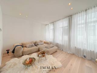Magnifique et unique appartement en triplex de 4 chambres à coucher avec une spacieuse terrasse orientée au sud, situé au cœur du centre-ville...