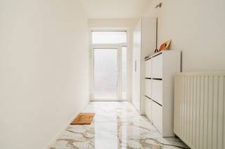<p>Deze verzorgde woning kan je terugvinden in het hart van Wilrijk-centrum. Met de Bist op wandelafstand en talrijke winkels, supermarkten, scholen en parken in de directe omgeving, geniet deze woning van een uitstekende ligging.</p><p><br /></p><p>Het huis bestaat op de <strong>gelijkvloerse verdieping </strong>uit een inkomhal, een lichtrijke leefruimte met een open en ingerichte keuken, een stadstuin (+/- 70m²), een badkamer met bad en douche en een grote slaapkamer met dressing. Op de <strong>eerste verdieping</strong> zijn er 3 volwaardige slaapkamers. De <strong>zolderverdieping </strong>kan ingericht worden als extra slaapkamer(s).</p><p><br /></p><p><strong>Troeven</strong>: veel natuurlijk daglicht door de grote raampartijen - een grote kelder - conforme elektriciteit - verwarming op gas (2006) + warmtepomp - airco.</p>