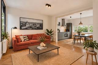 <p><b>Welcome to this excellently renovated apartment in the heart of Antwerp</b></p><p>This attractive 83m² apartment combines authentic charm with modern comfort. The property is located in a historic building with characteristic brick walls that you will find throughout the interior, which gives this home a unique and warm atmosphere.</p><p><b>Layout and rooms:</b> The apartment features two spacious bedrooms, each with large windows that let in plenty of natural light. The bedrooms are finished with warm woodwork and offer plenty of storage space thanks to the convenient built-in closets. The living room is an open, bright space with a pleasant layout, ideal for both relaxation and entertaiment.</p><p><b>Kitchen:</b> The modernized kitchen features a green kitchenette with all the necessary appliances, including a modern range hood. This spacious cooking element integrates perfectly into the open living space.</p><p><b>Bathroom:</b> The pleasant bathroom has been completely updated with a black shower enclosure, sink and modern fixtures. An angled radiator provides comfort and style.</p><p><b>Details:</b> The apartment features a practical hallway closet for additional storage space. The finish with parquet floors, stylish curtains and modern accessories make this property immediately employable and fully ready for occupancy.</p><p><b>Location:</b> Located in lively Antwerp, close to stores, restaurants and public transport. An ideal choice for those looking for a stylish and functional apartment in a vibrant area.</p>