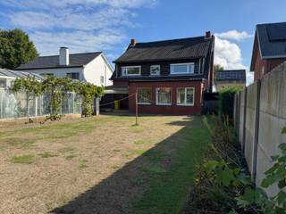 <p>Deze <strong>zeer ruime open bebouwing</strong> uit <strong>1963</strong> bevindt zich op een mooi perceel van <strong>835 m²</strong> en biedt een <strong>bewoonbare oppervlakte van maar liefst 230 m²</strong>. De woning is ideaal voor wie op zoek is naar een solide basis met veel ruimte, een grote tuin en diverse uitbreidingsmogelijkheden.</p>
<p><strong>Indeling & ruimtes</strong></p>
<p><strong>Gelijkvloers</strong></p>
<ul>
<li>Inkomhal</li>
<li>Grote woonkamer met eetplaats</li>
<li>Keuken</li>
<li>Wasplaats/berging</li>
<li>Veranda met prachtig zicht op de tuin</li>
<li>Inpandige garage</li>
<li>Kelder</li>
</ul>
<p><strong>Verdieping</strong></p>
<ul>
<li>4 volwaardige slaapkamers</li>
<li>Badkamer</li>
<li>Ruime zolderverdieping</li>
</ul>
<p><strong>Buiten</strong></p>
<ul>
<li>Zeer ruime tuin</li>
<li>Grote serre</li>
<li>Extra werkplaats achteraan in de tuin</li>
</ul>
<p><strong>Comfort & staat van de woning</strong></p>
<p>De woning beschikt over <strong>gedeeltelijk dubbel glas en enkel glas</strong>. Renovatie is aangewezen op vlak van <strong>isolatie (dak, muren, ramen)</strong>, wat meteen de kans biedt om de woning energetisch te optimaliseren en volledig naar eigen smaak te moderniseren.</p>
<p><strong>Troeven</strong></p>
<ul>
<li>Zeer ruime woning met 220 m² bewoonbare oppervlakte</li>
<li>Groot perceel van 835 m²</li>
<li>4 volwaardige slaapkamers</li>
<li>Veranda met tuinzicht</li>
<li>Serre én aparte werkplaats</li>
<li>Inpandige garage + kelder</li>
<li>Structuur in goede staat, ideaal voor renovatieproject</li>
<li>Veel potentieel voor gezinnen, hobbyisten of wie ruimte zoekt</li>
</ul>
<p></p>