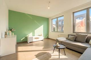 <p>Te koop: gemoderniseerd duplex appartement in Hoboken, centraal gelegen nabij openbaar vervoer, scholen en invalswegen.<br /><br />Dit energiezuinige appartement uit bouwjaar 2007 combineert een moderne afwerking met een praktische indeling en een uitstekende ligging. De ruime duplex biedt comfortabel wonen, vlakbij parken, winkels en dagelijkse voorzieningen. Dankzij de recente modernisering geniet je van een instapklaar appartement met veel leefruimte en hedendaags wooncomfort. De lichtrijke leefruimtes en drie volwaardige slaapkamers maken dit appartement ideaal voor gezinnen of wie extra ruimte zoekt. <br /><br />Belangrijkste ruimtes:<br />• Ruime living met veel lichtinval en aangename leefruimte<br />• Volledig ingebouwde keuken uitgerust met inductiekookplaat, vaatwasser en dubbele spoelbak<br />• Inkomhal met praktische circulatieruimte<br />• Drie ruime slaapkamers<br />• Badkamer voorzien van ligbad<br />• Twee aparte toiletten<br /><br />Troeven:<br />• Gemoderniseerd duplex appartement met instapklaar karakter<br />• Energiezuinig wonen met hedendaags comfort<br />• Momenteel verhuurd, ideaal als investering<br />• Geen gemeenschappelijke kosten<br /><br />De garage onderaan behoort <u>niet</u> tot het appartement.<br /><br />Neem vandaag nog contact op met je ERA-makelaar voor een bezoek. JOUW DROOMAPPARTEMENT. ZO GEVONDEN!</p>