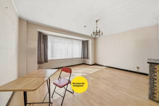 Op zoek naar een renovatieproject met tal van mogelijkheden aan de kust? <br />Dit gelijkvloers appartement, gelegen in een rustige omgeving van Oostende, biedt een uitstekende basis voor eigen woonst of investering.<br /><br />Het appartement beschikt over een inkomhal met ingemaakte kast. De lichtrijke woonkamer biedt voldoende ruimte voor een gezellige leefruimte en geeft toegang tot de keuken, die voorzien is van een spoelbak, dampkap en elektrische boiler.<br /><br />Verder zijn er twee volwaardige slaapkamers, een badkamer met lavabo, toilet en douchecabine, en een praktische berging.<br /><br />Dankzij de ligging op het gelijkvloers en de aanwezigheid van een gemeenschappelijke fietsenberging is dit appartement gemakkelijk toegankelijk en praktisch ingedeeld.<br /><br />Dit appartement vormt een unieke kans om het volledig naar eigen smaak en hedendaagse normen in te richten.<br /><br />Interesse? Contacteer ons en ontdek de mogelijkheden!