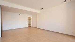 Bent u op zoek naar een stijlvolle, energiezuinige en volledig instapklare huurwoning? Dan is deze prachtig gerenoveerde woning gelegen te Moorslede beslist een bezoek waard. De woning bevindt zich op een centrale ligging, op wandelafstand van winkels, scholen, horeca en openbaar vervoer. Dankzij de vlotte verbindingen met Roeselare, Dadizele en Menen geniet u hier van het comfort van een rustige woonomgeving met een uitstekende bereikbaarheid.<br /><br /><strong>Indeling</strong><br />Bij het binnenkomen wordt u verwelkomd in de inkomhal met gastentoilet. Aansluitend bereikt u de lichtrijke leefruimte met open, volledig uitgeruste keuken. Deze moderne keuken is uitgerust met een koelkast, vaatwasmachine, spoeltafel, combi-oven, keramische kookplaat en dampkap. <br />Op het gelijkvloers bevindt zich tevens de stijlvolle badkamer, uitgerust met een ruime inloopdouche en een modern badkamermeubel.<br />Daarnaast is er een praktische wasplaats/berging met aansluiting voor een wasmachine. Deze ruimte is eveneens toegankelijk via een garagepoort en kan perfect dienen voor het veilig stallen van fietsen.<br />Op de eerste verdieping bevinden zich twee volwaardige slaapkamers.<br /><br /><strong>Comfort</strong><br />De woning werd volledig vernieuwd en biedt modern wooncomfort:
<ul>
<li>vloerverwarming op aardgas (gelijkvloers)</li>
<li>airconditioning in beide slaapkamers</li>
<li>volledige verlichtingsarmaturen aanwezig</li>
<li>volledig geschilderd en instapklaar</li>
</ul>
<strong>Buitenruimte</strong><br />Achteraan de woning bevindt zich een aangename, onderhoudsvriendelijke en zuidgerichte tuin met terras en graszone, waar u de hele dag door van de zon kunt genieten. Daarnaast wordt er nog een praktisch tuinhuis voorzien.<br /><br /><strong>Troeven</strong><br />✔ Volledig gerenoveerd<br />✔ Moderne, volledig uitgeruste keuken<br />✔ Badkamer met inloopdouche<br />✔ Vloerverwarming op aardgas<br />✔ Airconditioning in slaapkamers<br />✔ Zuidgerichte tuin met terras en tuinhuis<br />✔ Centrale ligging nabij alle voorzieningen<br />✔ <strong>Onmiddellijk beschikbaar</strong>!<br /><br /><u>Interesse in deze stijlvolle woning? </u><br />Ga naar www.dicasa.be, klik op het pand dat u wenst te huren en vul via de knop "Ik ben kandidaat" een kort profiel in.<br />Enkel via deze weg kunnen bezichtigingen aangevraagd worden – telefonisch worden geen afspraken ingepland.