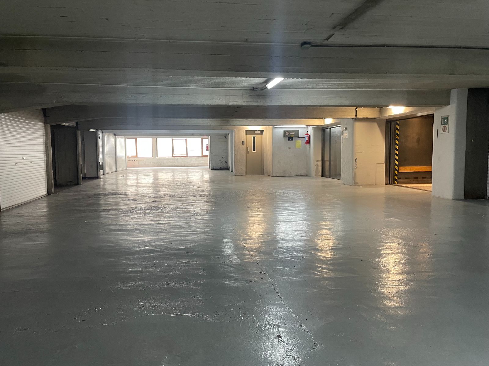 Gesloten garagebox op de 3e verdieping in het centrum - foto 2