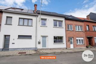 AALST - Deze compleet gerenoveerde woning ( renovatie 2025) is de ideale starterswoning voor jonge koppels die liever een huis verkiezen boven een appartement.<br />Het huis is centraal gelegen op wandelafstand van het centrum van de stad, station, winkels en openbaar vervoer. Ook de campus A-Zorg (vroegere OLV ziekenhuis), is in de nabijheid.<br /><br />We kunnen de volgende onderverdeling terugvinden: op de benedenverdieping is er de ruime inkomhal met apart gastentoilet en berging onder de trap, toegang tot de lichtrijke leefruimte met aansluitend de open keuken ( volledig ingericht met kwaliteitsvolle inbouwtoestellen) en een groot raam met zicht op het aangename stadstuintje.<br />Op de eerste verdieping kunnen we 2 ruime slaapkamers terugvinden, grote badkamer met inloopdouche en 2de toilet, en een ruimte voor bureau of dressing. Via een vaste trap komen we in een ruimte van 35m², die kan dienst doen als 3de slaapkamer met ensuite badkamer, of grote hobbyruimte. Energetisch is ook alles in orde, EPC (B - 168), conforme elektriciteit en asbestveilig!!<br />De eerste grondlaag van de schilderwerken is ook reeds gebeurd, u dient enkel nog maar een extra kleurtje te kiezen.<br /><br />Bent u op zoek naar een volledig instapklare woning, gerenoveerd tot in de puntjes op een goede locatie in Aalst? Aarzel dan niet en neem contact op met ons kantoor via 053/60.65.60<br />De vermelde prijs is een richtprijs. Na ontvangst van de biedingen beslist de verkoper vrij om al dan niet over te gaan tot verkoop en aan welk bod. De richtprijs is niet bindend.