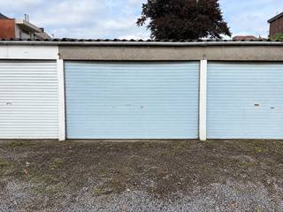 Op een vlot bereikbare locatie in Sint-Amandsberg bevindt zich deze praktische en afgesloten garagebox (lot 2).<br /><br />De garagebox is gelegen in een garagecomplex aan de Sint-Bernadettestraat 40+ en is eenvoudig bereikbaar via een gemeenschappelijke oprit.<br /><br />Dankzij de kantelpoort biedt de garage een praktische en veilige oplossing voor het stallen van een wagen, motorfiets of fietsen. Daarnaast is de ruimte ook geschikt als extra opslagplaats.<br /><br />Troeven:<br />- Afgesloten private garagebox (lot 2)<br />- Vlot toegankelijk via gemeenschappelijke oprit<br />- Voorzien van een kantelpoort<br />- Geschikt voor parkeren of extra opslagruimte<br />- Gunstige ligging in Sint-Amandsberg<br /><br />Voor meer informatie en/of een bezoek, contacteer Henri via henri@immodavinci.be of op 0488 63 13 54.
