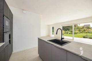 <p><span>Zeer mooi appartement met 3 slaapkamers (136 m²).</span></p><p><span>De inkom situeert zich op de eerste verdieping in het gebouw, op het tuinniveau achteraan. </span></p><p><span>Op dit niveau beschikt het appartement over een inkomhal met gastentoilet, een mooie leefruimte met open keuken (38 m²) en directe toegang tot de tuin en terras. </span></p><p><span>Tevens kan je op dit niveau een aangename masterbedroom met ensuite badkamer terugvinden. </span></p><p><span>Een trap leidt ons naar de verdieping gelijk met het straatniveau. Hier bevinden zich nog 2 slaapkamers, afzonderlijk toilet, 2e badkamer en een berging.</span></p><p><span>Bij dit appartement zijn 2 staanplaatsen voorzien.</span></p><p><span> </span></p><p><span>Nieuwbouwverkoop onder BTW-stelsel (6% BTW mogelijk). Direct beschikbaar.</span></p><p><span> </span></p><p><span>Interesse? Contacteer ons via 016 15 31 15 of <span>info@immolivit.be</span></span><span> </span></p><p><span> </span></p>