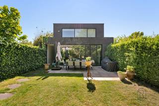 Unieke handelszaak op toplocatie met uitzonderlijke charme en karaktervolle gevel + achterliggende recente nieuwbouw. Achterliggende nieuwbouwwoning (ideale combinatie werken-wonen), met parking en mooie binnentuin. Handelspand: Dit prachtig pand werd volledig en smaakvol gerenoveerd met behoud van authentieke elementen en uitstraling, voorzien van 47 zonnepanelen.Dankzij de professionele keuken leent het pand zich eveneens perfect als horecazaak. Achteraan geniet u van een privatieve, zonnige tuin die extra cachet en mogelijkheden biedtINDELING: charmante handelsruimte, professionele keuken, bureau, berging, sanitaire voorzieningen, kelder, op het verdiep meerdere ruimtes die extra potentieel bieden. Woning: Inkom met vestiaire, apart toilet en traphal, gezellige zithoek, lichtrijke eetplaats en open geïnstalleerde keuken met eiland, berging, op het verdiep een extra leefruimte (mog. 2 extra slaapkamers), grote dressing, 2 slaapkamers en badkamer. Ideale combinatie wonen-werken. Bezoek na afspraak met Immo Beguin: info@immobeguin.be