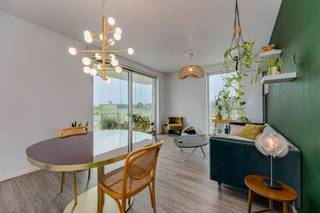 <p><span>Dit instapklare </span><span>hoekappartement</span><span> aan de Buurtspoorweglei is </span><span>luxueus afgewerkt</span><span> en geniet dankzij de grote ramen van veel natuurlijk licht. De belangrijkste troef is het </span><span>zuidgerichte terras</span><span> dat over de volledige breedte van het appartement loopt.</span></p><p><span> </span></p><p><span>De leefruimte is praktisch ingedeeld met een zit- en eethoek en sluit aan op de volledig uitgeruste </span><span>open keuken</span><span> met veel kastruimte. Vanuit de leefruimte en beide slaapkamers heb je rechtstreeks toegang tot het terras. De tweede slaapkamer is momenteel ingericht als dressing en bureau.</span></p><p><span> </span></p><p><span>Autostaanplaats verplicht bij aan te kopen voor </span><span>€25.000</span><span>.</span></p><p><span> </span></p><p><span>Indeling: </span></p><p><span>inkomhal met veiligheidsdeur</span></p><p><span>lichtrijke leefruimte met zit- en eethoek</span></p><p><span>volledig uitgeruste open keuken</span></p><p><span>ruim zuidgericht terras over de volledige breedte</span></p><p><span>slaapkamer 1</span></p><p><span>slaapkamer 2</span></p><p><span>badkamer met inloopdouche</span></p><p><span>ruimte voor wasmachine en droogkast</span></p><p><span>kelderberging</span></p><p><span>ruime ondergrondse autostaanplaats</span></p><p><span> </span></p><p><span>Algemeen:</span></p><p><span>modern gebouw</span></p><p><span>afgesloten en beveiligde fietsenstalling</span></p><p><span>ondergrondse staanplaats en berging</span></p><p><span> </span></p><p><span>Troeven:</span></p><p><span>hoekligging</span></p><p><span>zeer mooie afwerking</span></p><p><span>ruim zuidgericht terras</span></p><p><span>veel lichtinval</span></p><p><span>2 slaapkamers</span></p><p><span>autostaanplaats </span></p><p><span>geschikt voor eigen bewoning of investering</span></p><p><span> </span></p><p><span>Ben jij geïnteresseerd in dit appartement aan de Buurtspoorweglei, ben je op zoek naar ander vastgoed of wens je de waarde van jouw eigendom te kennen? Dan ben je bij BOLT immo aan het juiste adres! Wij helpen jou graag verder.</span></p>