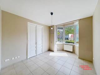 Brugge Startprijs : fantastisch gelegen herenwoning op korte afstand van het centrum van Brugge met indeling als volgt ;<br />De woning komt u binnen via een authentieke rustieke voordeur. De living bestaat uit 2 delen waarvan het voorste gedeelte ingericht is als zithoek en het middelste gedeelte als eethoek met uitzicht op de tuin. Deze heeft een oppervlakte van 36.50m2.<br />Aansluitend bevindt zich de volledig ingerichte keuken met toestellen als volgt ; ingebouwde koelkast, microgolf, vaatwas, oven, ceramische kookplaat en dampkap. Alle kasten en toestellen zijn in prima staat van onderhoud. De spots en de lichtkoepel zorgen voor voldoende lichtinval. Naast de keuken bevindt zich alvast een wc en berging voorzien voor wasmachine en droogkast. Tevens is de cv ketel hierin opgesteld. <br />De eerste verdieping is gemakkelijk te betreden via een antieke trap. Er bevinden zich 2 slaapkamers ( 20m2 - 11.5m2 ) waarvan de voorste beschikt over een balkon. De badkamer werd eveneens vernieuwd en is hierbij uitgerust met inloopdouche, hang wc en lavabomeubel met spiegel.<br />De tweede verdieping bestaat uit 1 ingerichte slaapkamer ( 20m2 ) en biedt de mogelijkheid om de tweede kamer om te vormen naar extra slaapkamer met mezzanine naar de zolder toe. Aan de achterzijde heeft u via een tuinpoortje onmiddellijk toegang tot een publiek speeltuintje.<br /><br />* Authentieke herenwoning met historische elementen<br />* 4 ruime slaapkamers<br />* Mooie rechthoekige tuin<br />* centrale cv op aardgas<br />* Gunstige EPC : C label<br />* Reeds grondig gerenoveerd<br />* Geïsoleerde zolder<br /><br />Voor info bel : 050/333976 - 0476/270379 ( buiten kantooruren )<br /><br /><br /><br /><br />