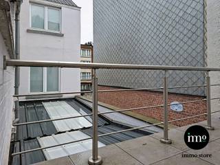 <p>Immo Store presenteert dit UITZONDERLIJK RUIME en VEELZIJDIGE PAND in Sint-Agatha-Berchem. Voor €599.000 biedt deze eigendom ca. 350 m² BEWOONBARE OPPERVLAKTE, een GROTE GARAGE, indrukwekkend ATELIER en meerdere TERRASSEN. Bovendien kunnen kandidaat-kopers, indien zij aan de voorwaarden voldoen, potentieel genieten van het BRUSSELSE ABATTEMENT. Het pand is ONMIDDELLIJK INSTAPKLAAR en ideaal voor wie WONEN EN WERKEN wil combineren. Het gelijkvloers beschikt over keuken, badkamer, nieuwe wandketel, garage en een GROOT ATELIER met tal van mogelijkheden. Op de eerste verdieping bevinden zich een ZEER RUIME LIVING met parket en maatkasten, een NIEUWE KEUKEN met nieuwe toestellen, airconditioning en elektrische gordijnen. Het OVERDEKTE TUSSENTERRAS met geïsoleerd dak (18 cm) en verwarming vormt een aangename extra leefruimte in elk seizoen. De tweede verdieping beschikt over een VOLLEDIG INGERICHTE KEUKEN, extra kamers en een bureau met DAKTERRAS met zicht op een groene zone. Stedenbouwkundig erkend als TWEE WOONEENHEDEN. Centrale ligging nabij BASILIX, station, winkels, openbaar vervoer en belangrijke invalswegen. Een ZELDZAME combinatie van RUIMTE, COMFORT en MOGELIJKHEDEN! <span>Mis deze unieke IMMO STORE kans niet, en plan vandaag nog je bezoek! Bel ons op 02/203.03.03 of stuur een mail naar </span><span>info@immo-store.be</span><span><span>!</span></span></p>