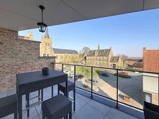 Pal in het centrum van Westrozebeke, bevindt zich dit prachtig recent appartement op de 2de verdieping van het gebouw. Het appartement omvat een...