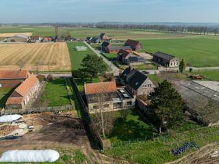 Op zoek naar een prachtig gelegen bouwgrond om uw droomwoning te realiseren? Dan is dit perceel in het landelijke Kaster een unieke opportuniteit. <br /><br />Gelegen langs de iconische kasseistrook de Varent, één van de meest charmante en karaktervolle straten van de regio, geniet u hier van een unieke combinatie van rust, groen en landelijke vergezichten. Tegelijk bevinden winkels, scholen en belangrijke verbindingswegen zich op korte afstand.<br /><br />De Varent staat bekend om haar authentieke kasseien, landelijke karakter en prachtige omgeving, waardoor deze locatie bijzonder geliefd is bij wie op zoek is naar een woning in een rustige en sfeervolle omgeving.<br /><br />Extra troef: Deze eigendom komt mogelijk in aanmerking voor het verlaagd btw-tarief van 6% bij sloop en heropbouw (onder voorbehoud van de wettelijke voorwaarden), wat een aanzienlijke besparing kan betekenen voor wie hier een nieuwe gezinswoning wil realiseren<br /><br />EPC: 787,00KWh<br />UC: 20250602-003612081-RES-1<br />Ref: RVP/26010/K