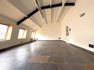 <p><span>Gezellig instapklaar appartement te huur in het centrum van Moerzeke Beschikbaar vanaf 01/06</span></p><p><span>Op zoek naar een comfortabel appartement op een uitstekende ligging? Dit charmante appartement bevindt zich in het centrum van Moerzeke, op wandelafstand van winkels, openbaar vervoer en andere voorzieningen. Tegelijk geniet je hier van de prachtige natuur in de onmiddellijke omgeving, waardoor je het beste van twee werelden combineert: rust en bereikbaarheid.</span></p><p><span>Het appartement is werkelijk instapklaar en gelegen in een zeer gezellige, kleinschalige residentie en beschikt over een inkomhal met apart toilet. De grote, sfeervolle living met warme houten afwerking zorgt meteen voor een huiselijke uitstraling. Aansluitend vind je een halfopen keuken die is uitgerust met kastjes, een fornuis, dampkap, frigo en oven. Een eerste slaapkamer van ongeveer 9 m² biedt voldoende . Via de nachthal bereik je en een ruime tweede grote hoofdslaapkamer. Verder is er een grote berging en een badkamer met ligbad.</span></p><p><span>Op het gelijkvloers is er bovendien de mogelijkheid om een fiets te plaatsen.</span></p><p><span>Dit appartement is onmiddellijk beschikbaar en is ideaal voor wie comfortabel en rustig wil wonen in het centrum van Moerzeke, met alle faciliteiten binnen handbereik.</span></p><p><span>Interesse? Neem gerust contact op voor meer informatie of een bezichtiging. Immo Twins 052/55.55.55 of info@immotwins.be</span></p>