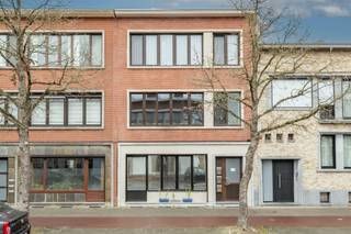 <p><span>Erg verzorgd en gerenoveerd appartement (2de V - breedte: 7m) in klein gebouw. </span></p><p><span> </span></p><p><span>Indeling:</span></p><p><span>We bereiken deze tweede en hoogste verdieping met de trap. De ruime inkomhall leidt ons naar een riante woonkamer (breedte: 4,54m) met veel lichtinval dankzij de grote raampartij.</span></p><p><span>Terzijde een kleine slaapkamer. Tegen de achtergevel een grote leefkeuken met alle comfort. Klein terras aanwezig. De hoofdslaapkamer ligt eveneens tegen de achtergevel.</span></p><p><span>Centraal in het appartement een inpandse kamer ideaal als logeerkamer, bureauruimte, dressing, e.d. Tenslotte een compacte badkamer met WC.</span></p><p><span> </span></p><p><span>Extra info:</span></p><p><span>- Instapklaar appartement</span></p><p><span>- Beperkte gemeenschappelijke kosten (water, blokpolis, gem. elektriciteit en poetsen)</span></p><p><span>- EPC: 187 kWh/(m² jaar)</span></p><p><span>- Elektriciteit is conform</span></p><p><span>- Geen asbest</span></p><p><span>- Dak vernieuwd in 2024 (isolatie= 12cm)</span></p><p><span>- Drie kleine kelderbergingen inbegrepen.</span></p><p><span> </span></p><p><span> </span></p>