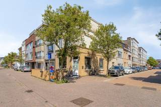 <span><span>Wonen en werken in hartje stad, wat een ideale combinatie. Het gebouw is gelegen aan een heringericht plein, tussen de 2 drukste straten, op 1300 meter van het strand en de Noordzee. Hier een mix van bewoners, dagjesmensen en toeristen. Dankzij de hoekligging, de grote raampartijen en de zichtbaarheid vanaf het plein, profiteert de zaak van veel passanten. Die bovendien in de omgeving gratis kunnen parkeren. De ruimte beschikt over circa 45 m<sup>2</sup> incl. prof. keuken en heeft een praktische indeling, alsook een open uitstraling. Bovendien beschikt men over een jaarlijkse vergunning voor een aantrekkelijk terras (vanaf maart t.e.m. september), waar gasten kunnen genieten van de levendige sfeer en de charme van een buitenbeleving.<br /><br />Op de 1° verdieping treft men een privaat dakterras, de open leefkeuken met eetplaats, living en een badkamer. Op de 2° verdieping zijn er 3 slaapkamers. Surplus nog een zolder nuttig voor stockage of extra (speel-)kamer.<br /><br /><u>Enkele troeven:</u><br /><strong>· </strong>Naar eigen keuze, beschikbaar bij akte, of de uitbater huurt aan U;<br /><strong>·</strong> <strong>10 zonnepanelen</strong> geplaatst in 2025 &amp; goedgekeurd door Vinçotte;<br /><strong>·</strong> Polyvalente horeca, praktijk of handelsruimte, met aparte toegang;<br /><strong>· Gerenoveerd</strong> in 2012 en Vaillant ketel vervangen in 2024;<br /><strong>· </strong>Terras gelijkvloers, en privaat dakterras;<br /><strong>· </strong>Gunstig energielabel &amp; asbestveilig;<br /><strong>· </strong>Aankoop mogelijk aan gemengd tarief (12% voor het handelsgelijkvloers &amp; 2% voor het woongedeelte);<br /><strong>· </strong>Ideale combinatie van wonen en werken.<br /><br />Kortom, een zeldzame kans om een horecabedrijf over te nemen met instapklare woonst.  Bent u nieuwsgierig geworden na het zien van de foto’s en het lezen van de tekst ? Neemt u dan even contact op met Diksimmo <strong>051 50 11 51</strong> of mail naar diksmuide@diksimmo.be.  We laten u graag dit unieke object zien.</span></span>